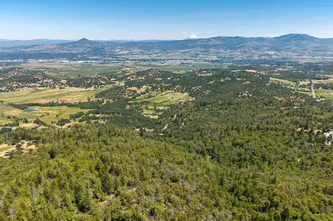 4852 Dark Hollow Rd, Medford, OR 97501