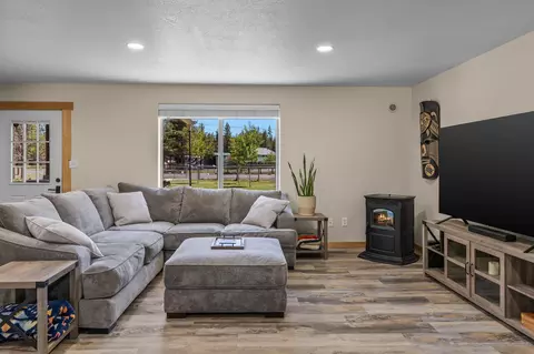 Living - 17322 Canvasback Dr, Bend, OR 97707 photo 2 of 2