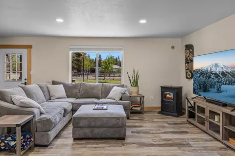 Living - 17322 Canvasback Dr, Bend, OR 97707 photo 1 of 2