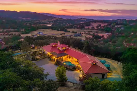 5297 Dark Hollow Rd, Medford, OR 97501