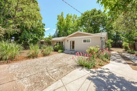 1947 Archer Dr, Medford, OR 97501