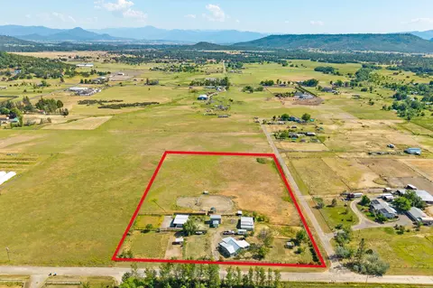 4071 Winnetka Rd, White City, OR 97503