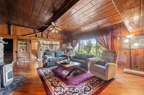 1049 Lakeshore Dr, Klamath Falls, OR 97601