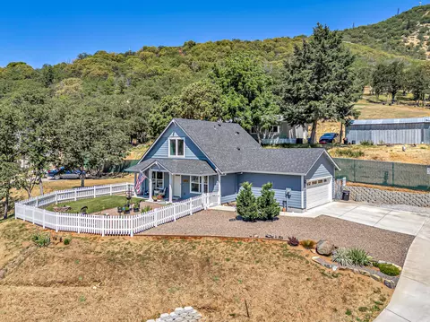 857 Jacoby St, Gold Hill, OR 97525