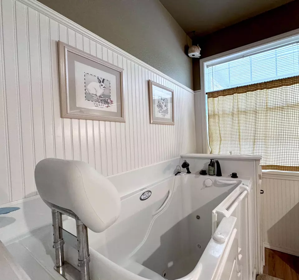 Bath - 2080 Swingle Rd, Trail, OR 97541 photo 4 of 4