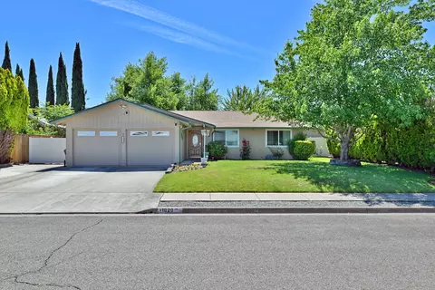 1020 Temple Dr, Central Point, OR 97502