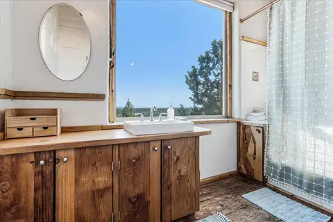 Bath - 65580 Sisemore Rd, Bend, OR 97703 photo 3 of 4