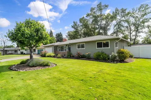 2462 Edgemont Dr, Medford, OR 97504