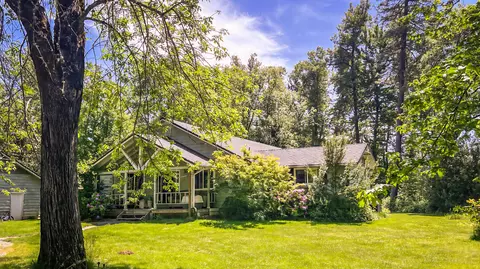 191 River Grove Dr, Cave Junction, OR 97523