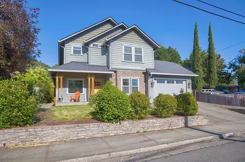 965 NE 10th St, Grants Pass, OR 97526