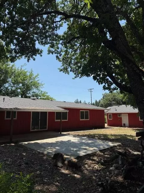 Exterior - 236 S Caves Ave, Cave Junction, OR 97523 photo 5 of 9