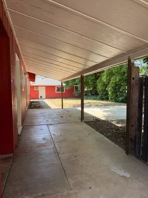 Exterior - 236 S Caves Ave, Cave Junction, OR 97523 photo 3 of 9