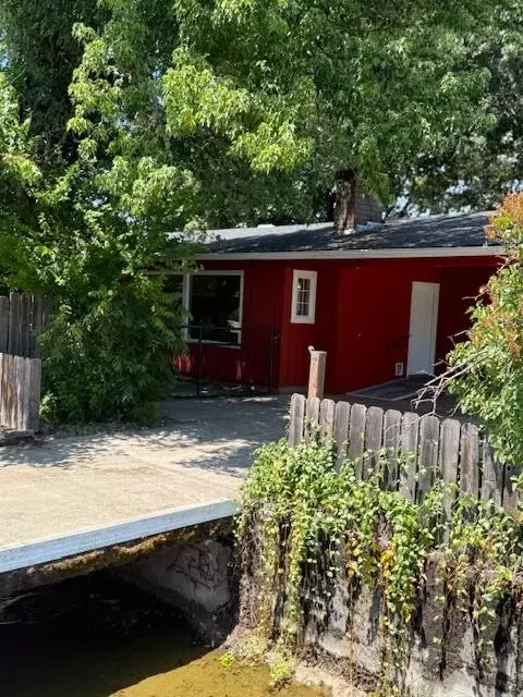 Exterior - 236 S Caves Ave, Cave Junction, OR 97523 photo 2 of 9