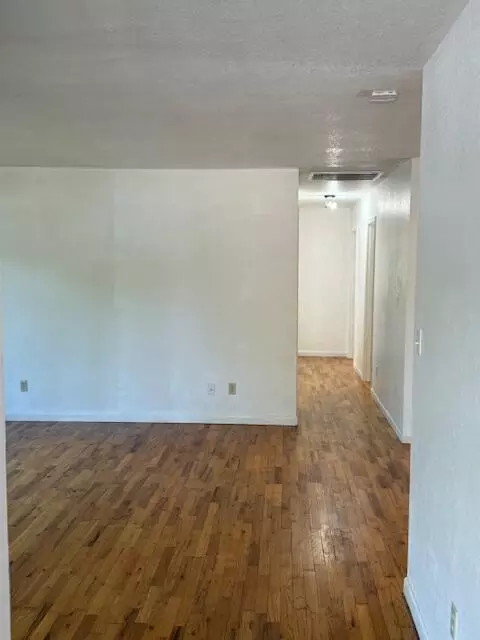 Entry Way - 236 S Caves Ave, Cave Junction, OR 97523 photo 1 of 2