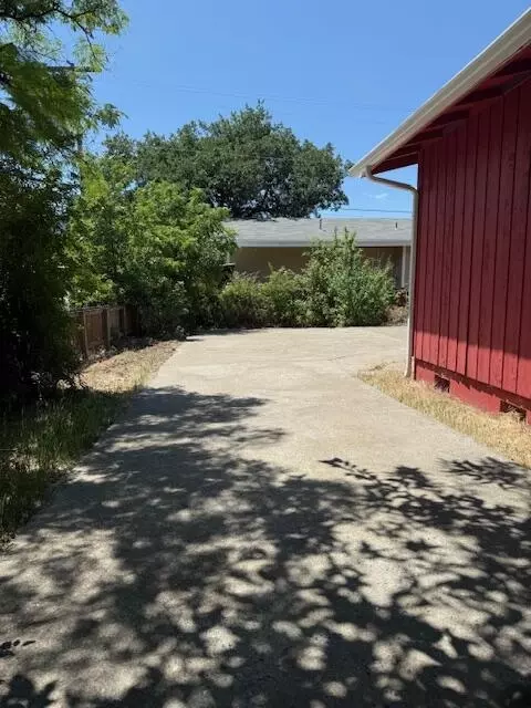 Exterior - 236 S Caves Ave, Cave Junction, OR 97523 photo 8 of 9