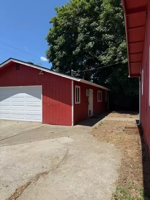 Exterior - 236 S Caves Ave, Cave Junction, OR 97523 photo 9 of 9