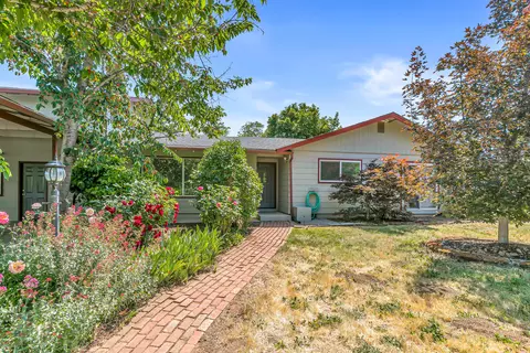 2615 Glory C Rd, Medford, OR 97501