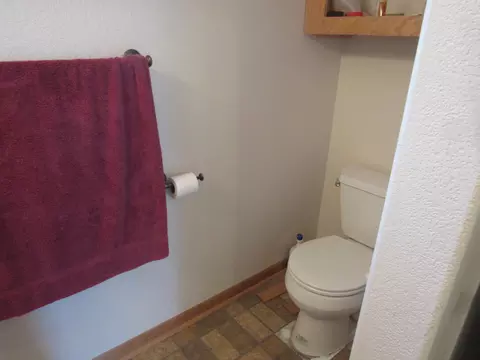 Bath - 39051 Twin River Dr, Chiloquin, OR 97624 photo 1 of 2