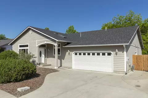 1706 Blue Moon Ln, Grants Pass, OR 97527