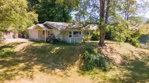 1105 NE Beacon Dr, Grants Pass, OR 97526