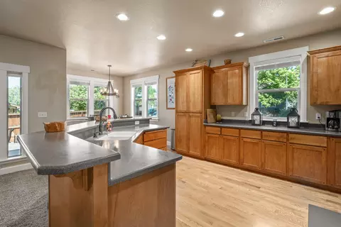 4 Meadowfield Cir, Eagle Point, OR 97524 photo 7