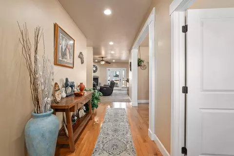 4 Meadowfield Cir, Eagle Point, OR 97524 photo 2
