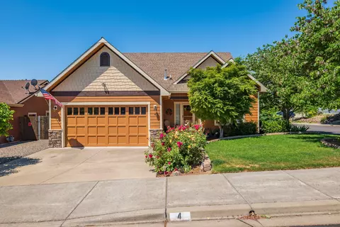 4 Meadowfield Cir, Eagle Point, OR 97524