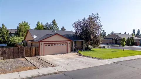 2201 SW Stonehedge Ct, Redmond, OR 97756