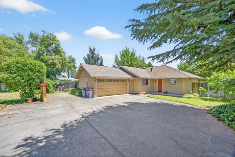 1076 Aspen St, Medford, OR 97501