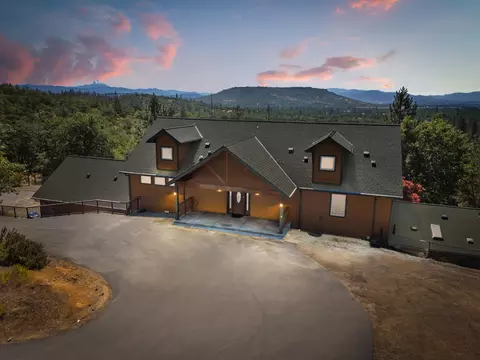 207 Crossway Dr, Gold Hill, OR 97525