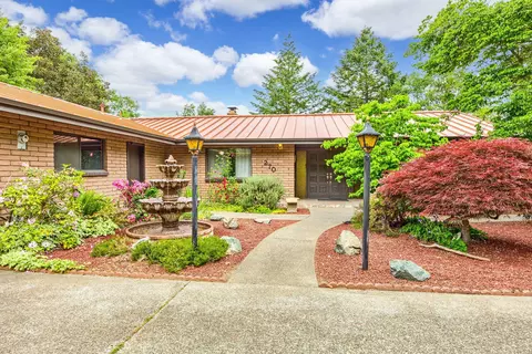 270 Smokey Ln, Grants Pass, OR 97527