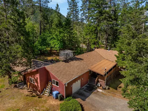 905 Summit Loop, Grants Pass, OR 97527