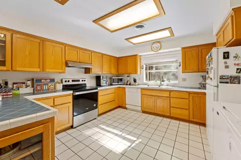 Kitchen - 905 Summit Loop, Grants Pass, OR 97527 photo 1 of 3