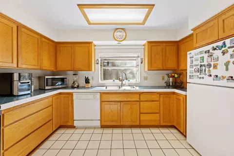 Kitchen - 905 Summit Loop, Grants Pass, OR 97527 photo 3 of 3