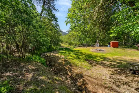 Exterior - 905 Summit Loop, Grants Pass, OR 97527 photo 8 of 18
