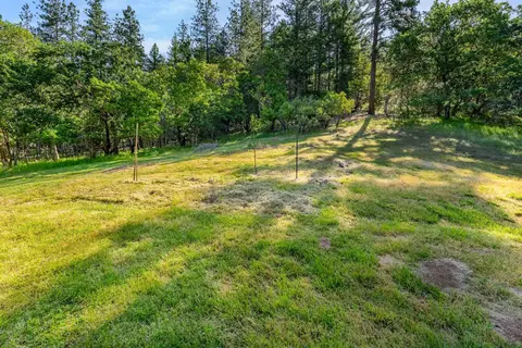 Exterior - 905 Summit Loop, Grants Pass, OR 97527 photo 5 of 18