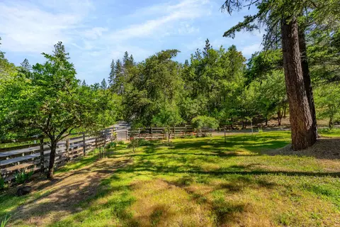 Exterior - 905 Summit Loop, Grants Pass, OR 97527 photo 17 of 18