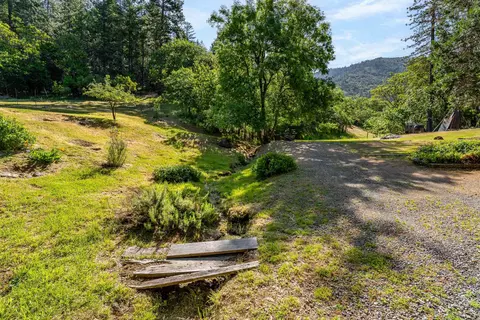 Exterior - 905 Summit Loop, Grants Pass, OR 97527 photo 4 of 18