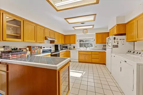 Kitchen - 905 Summit Loop, Grants Pass, OR 97527 photo 2 of 3