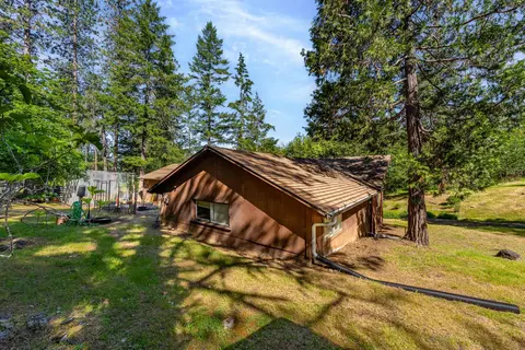 Exterior - 905 Summit Loop, Grants Pass, OR 97527 photo 13 of 18