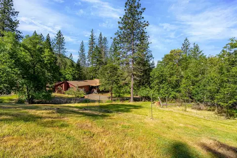 Exterior - 905 Summit Loop, Grants Pass, OR 97527 photo 7 of 18