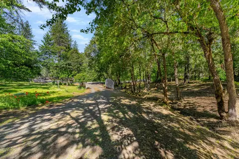 Exterior - 905 Summit Loop, Grants Pass, OR 97527 photo 11 of 18