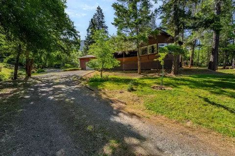 Exterior - 905 Summit Loop, Grants Pass, OR 97527 photo 2 of 18