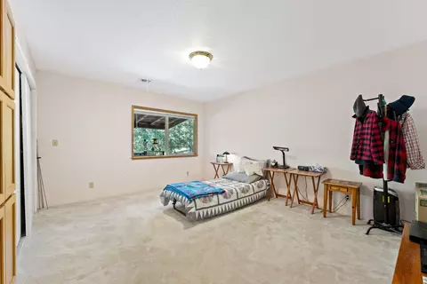 Bedroom - 905 Summit Loop, Grants Pass, OR 97527 photo 2 of 2
