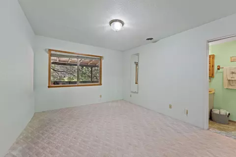 Bedroom - 905 Summit Loop, Grants Pass, OR 97527 photo 1 of 2