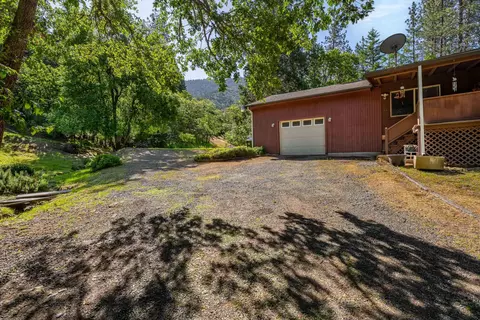Exterior - 905 Summit Loop, Grants Pass, OR 97527 photo 3 of 18
