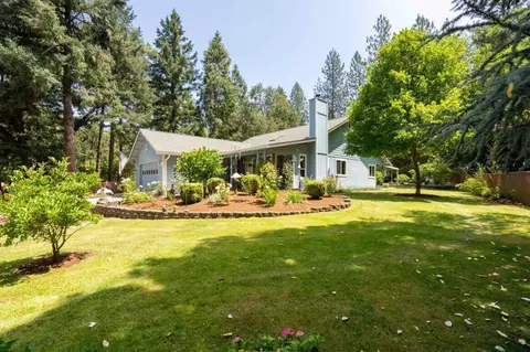 957 Foots Creek Rd, Gold Hill, OR 97525