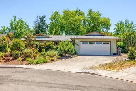 1097 Sherry Ave, Medford, OR 97501