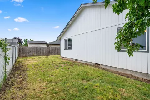 Exterior - 356 Candis Dr, Eagle Point, OR 97524 photo 3 of 5
