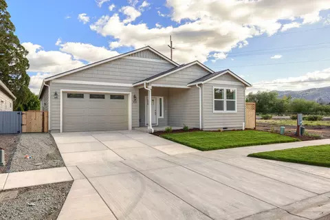 358 Cascade Dr, Central Point, OR 97502 photo 2